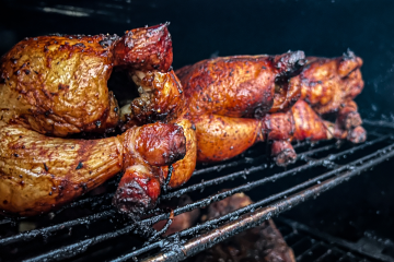 עוף שלם מעושן בראב תבלינים גס וסיידר תפוחים, ממולא באורז ופיצוחים